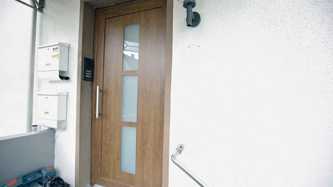 Braune Tür mit Glaseinsätzen